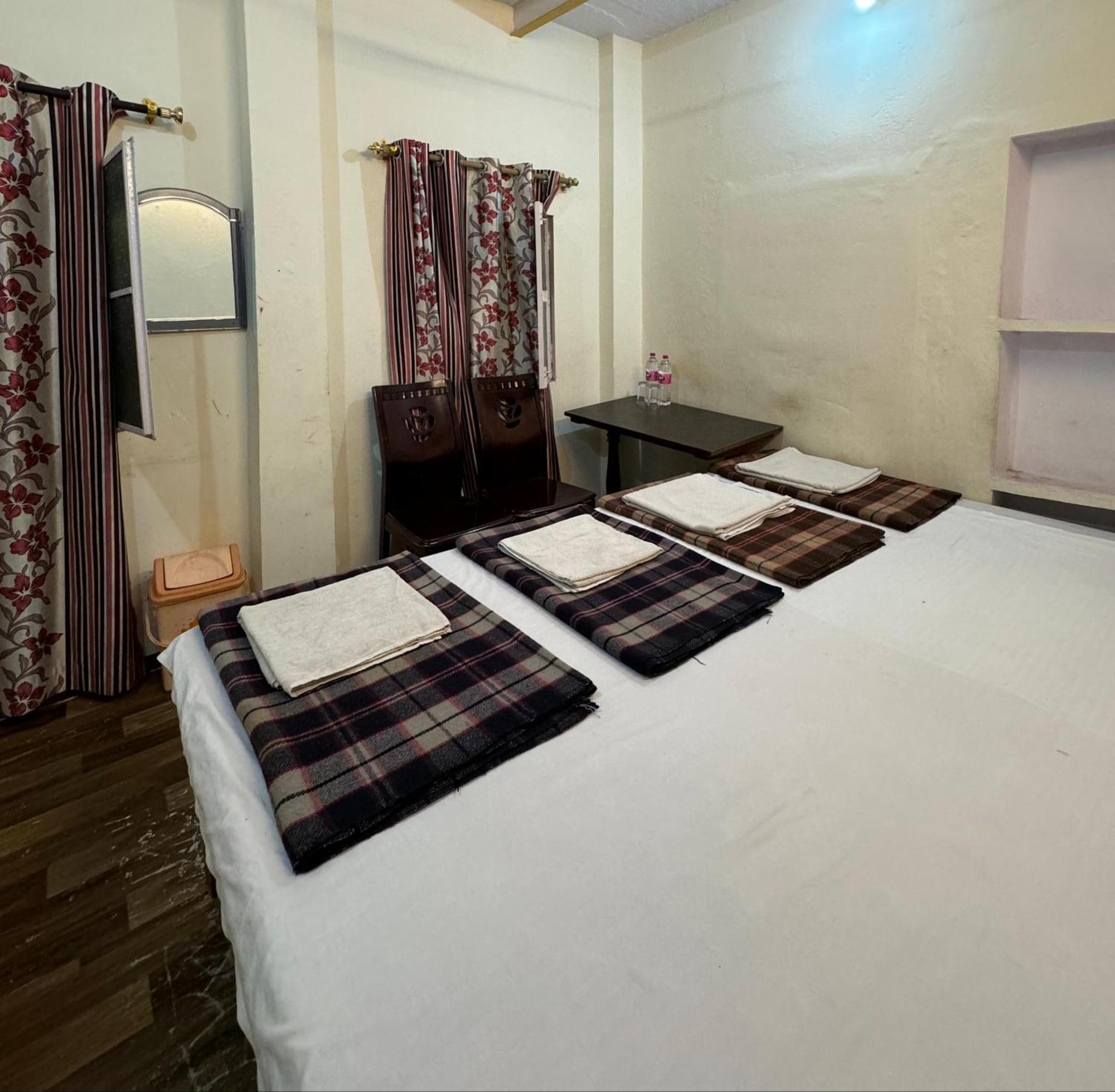 The Golden Lodge Варанаси Екстериор снимка